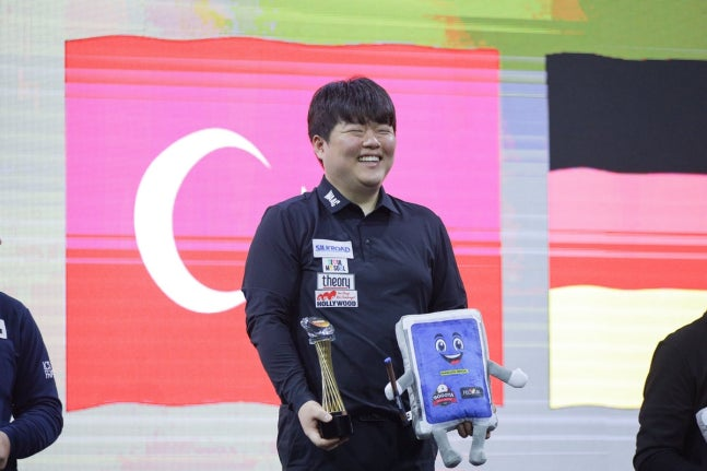 우승 트로피를 든 조명우 / 사진=대한당구연맹 제공. 연합뉴스