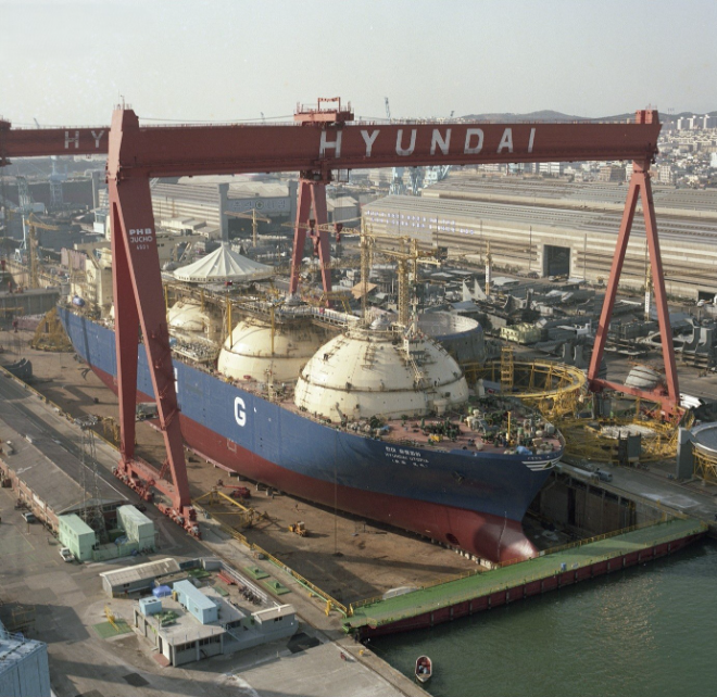 1992년 현대중공업 울산조선소 도크에서 현대상선이 발주한 대한민국 최초의 액화천연가스(LNG) 운반선 ‘현대 유토피아호’가 건조되고 있다. 사진= HMM 50년사