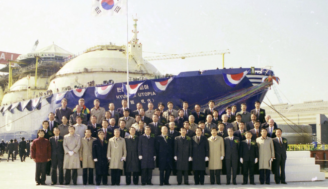 1993년 11월 현대중공업 울산조산소에서 열린 현대상산의 첫 번째 액화천연가스(LNG) 운반선 ‘현대 유토피아호’ 명명식에서 참석자들이 선박을 배경으로 기념촬영을 하고 있다. 사진= HMM 50년사