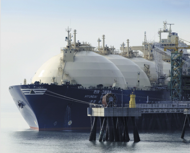 현대산선의 두 번째 액화천연가스(LNG) 운반선 ‘현대 그린피아’호가 LNG를 하역하기 위해 LNG 기지 항구에 접안해 있다. 사진= HMM 50년사