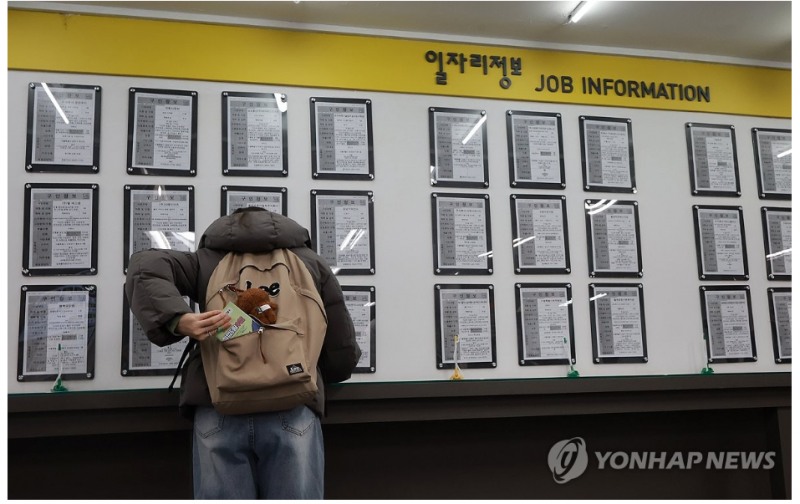 우리나라 남성 청년층(25~34세)의 경제활동 참가율이 주요 선진국과 비교해서도 현저하게 감소하고 있다고 한국은행이 14일 평가했다. 사진=연합뉴스