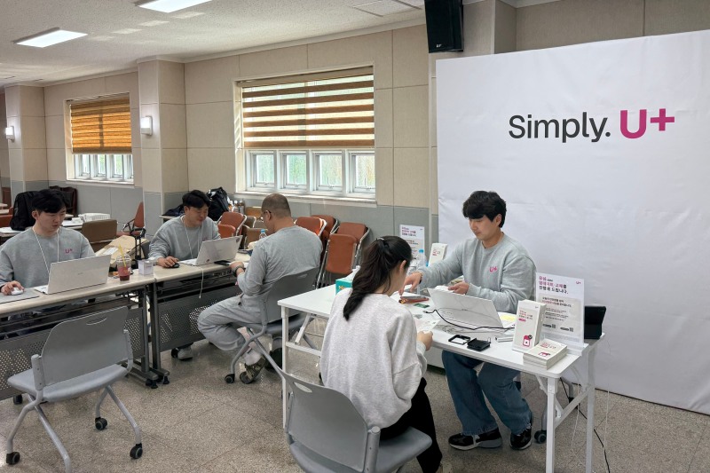 LG유플러스가 13일 시작한 유심(USIM) 업데이트 및 무료 교체 첫날 실적이 총 18만1009건으로 집계됐다. 사진은 13일 오후 경상북도 울릉군 어업인복지회관에 마련된 유심 업데이트 및 무료 교체 부스에 LG유플러스 고객이 방문해 안내를 받고 있는 모습./LG유플러스