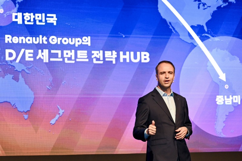 르노코리아 니콜라 파리 사장이 기자 간담회에서 발표를 하고 있다