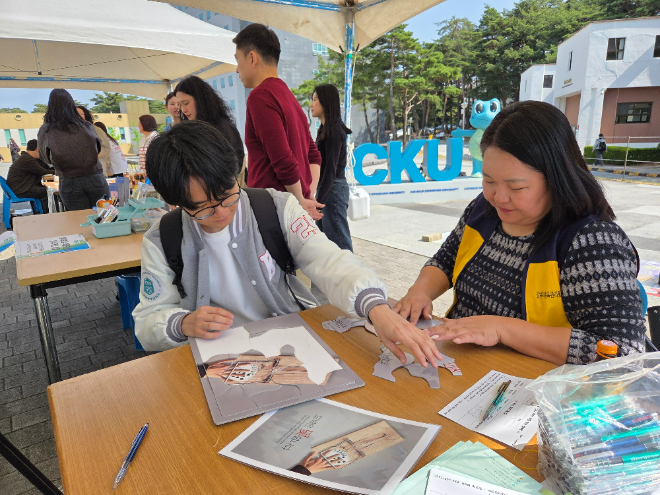 지난 13일, 가톨릭관동대 학생상담센터를 비롯해 6개 기관이 참여한 연합 캠페인 현장 사진. (사진제공=가톨릭관동대)