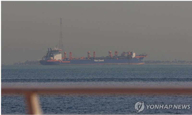 호르무츠해협 근처에 정박중인 선박. 사진=EPA, 연합뉴스