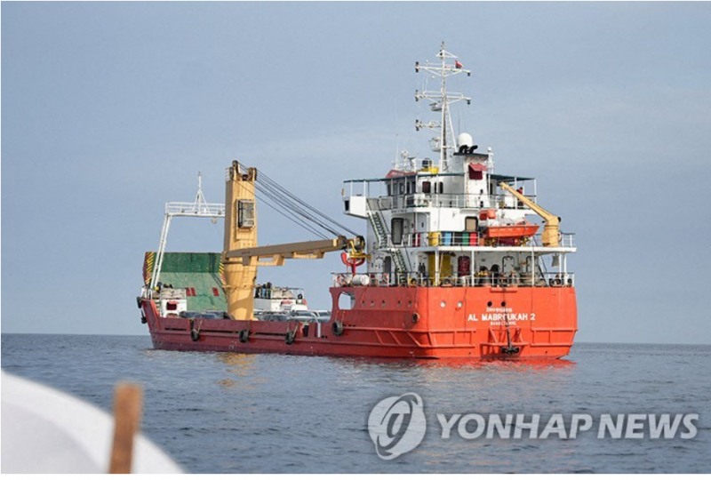 IMF는 미-이란 전쟁 등 불확실성이 높아지면서 각 국이 물가안전에 최우선인 목표를 둘 것으로 권고했다. 사진=호르무츠해협에 정박중인 선박, 로이터통신, 연합뉴스