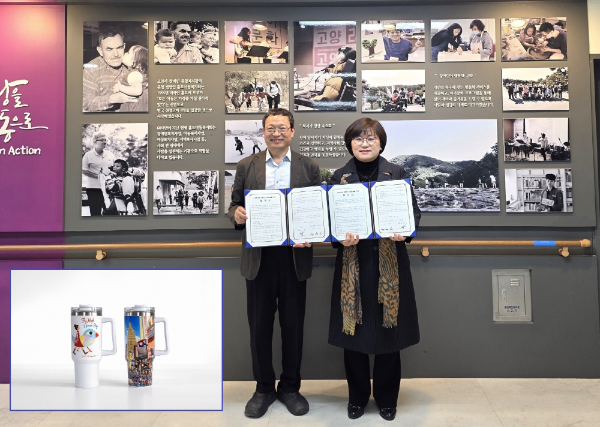 산하시설 고양시장애인종합복지관(관장 황성진, 사진 왼쪽)이 ㈜루트앤(대표 윤선애, 오른쪽)과 장애예술의 콘텐츠화 및 시장 확장을 위한 업무협약을 체결했다. 왼쪽 하단은 이재형 작가의 작품으로 제작된 텀블러.
