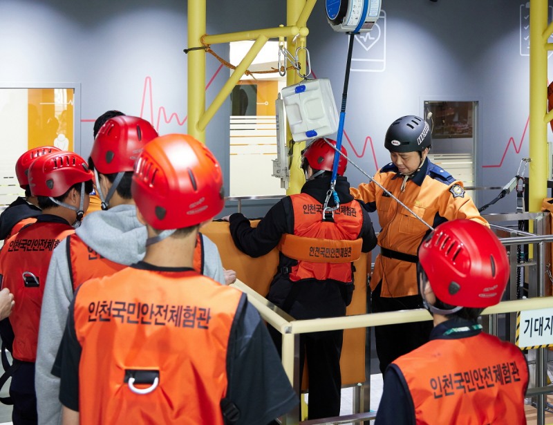 지난 14일 인천국민안전체험관에서 아동들이 KB손해보험이 진행한 생활·화재·자연재난 대응 체험 교육에 참여하며 안전 수칙을 익히고 있다./KB손해보험