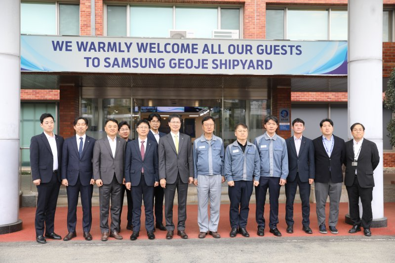 14일 삼성중공업 거제조선소에서 강태영 농협은행장(왼쪽 앞줄 5번째)과 최성안 삼성중공업 대표이사 부회장(왼쪽 8번째)이 양사 임직원들과 기념촬영을 하고 있다./NH농협은행