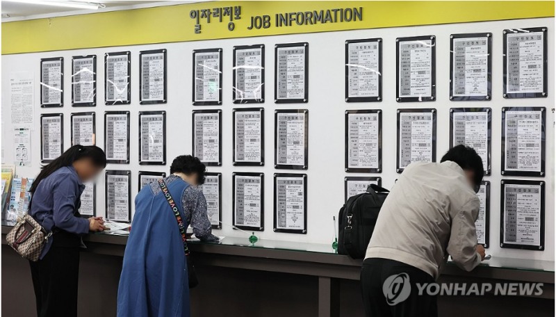 청년층(15~29세)의 취업자수가 41개월째 감소했다고 국가데이터처가 15일 밝혔다. 사진=연합뉴스