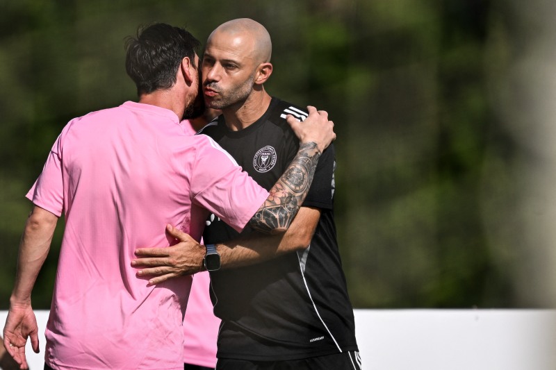 리오넬 메시와 포옹하는 하비에르 마스체라노 감독. / 사진=연합뉴스