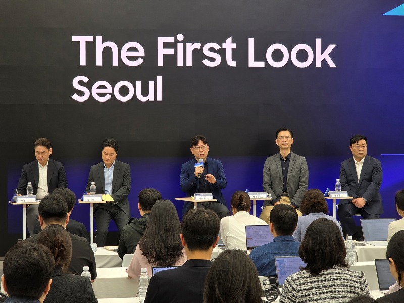 삼성전자 영상디스플레이사업부 용석우 사장이 2026년형 TV 신제품 출시 행사에서 질문에 답변하고 있다. (왼쪽부터)삼성전자 영상디스플레이사업부 이헌 부사장, 손태용 부사장, 용석우 사장, 한국총괄 임성택 부사장, 김용훈 상무./삼성전자