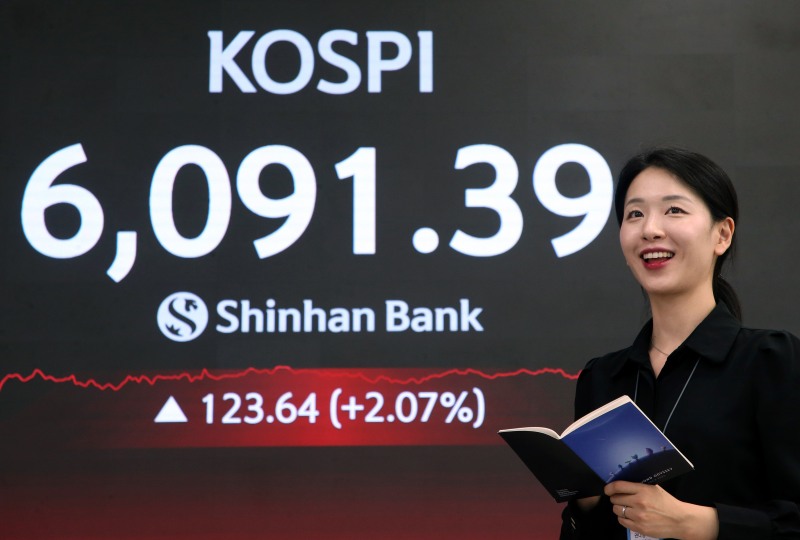 15일 15시 30분경 신한은행 본점 현황판./신한은행