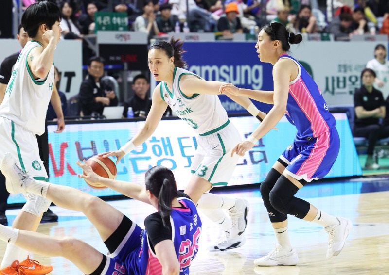 드리블하는 김정은. / 사진=연합뉴스