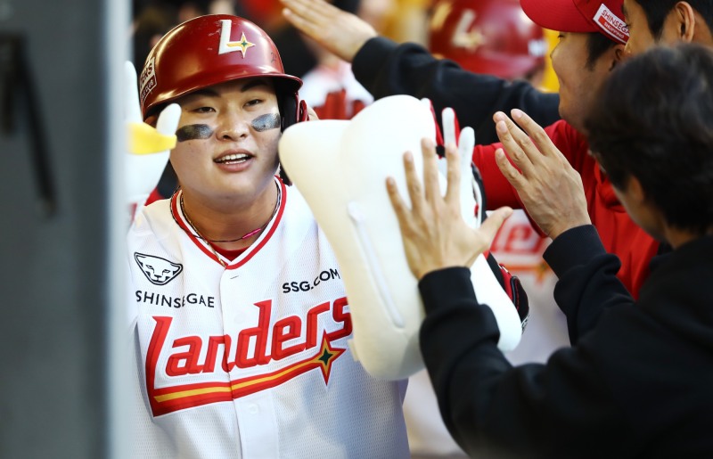 15일 두산 전에서 1회 3점 홈런을 친 SSG 고명준. / 사진=연합뉴스