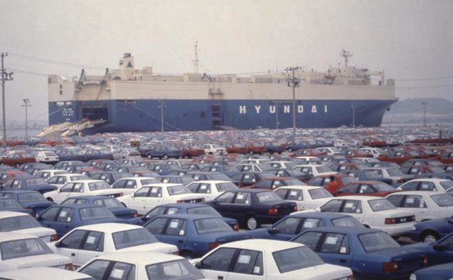 현대자동차의 수출용 포니 엑셀 승용차가 현대상선의 자동차운반선에 부두에 주차해 있다. 사진= HMM 50년사
