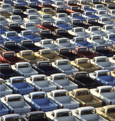 미국 포드자동차의 수출용 픽억트러들이 현대상선의 자동차운반선에 싣기 위해 부두에 주차해 있다. 사진= HMM 50년사