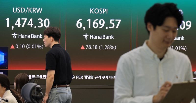 19일 서울 중구 하나은행 본점 딜링룸에 코스피를 비롯한 지수가 표시되고 있다. /연합뉴스