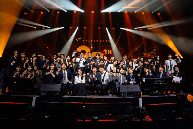사진=쿠알라룸푸르에서 진행된 세일즈웍스 그룹 RALLY에서 수상하는 세일즈웍스 코리아 브랜드 엠버서더들, 세일즈웍스 코리아 제공