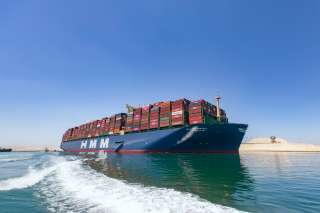 HMM의 2만4000TEU급 초대형 컨테이너운반선 ‘HMM 알헤시라스’호가 수에즈운하를 통과하고 있다. 사진= HMM