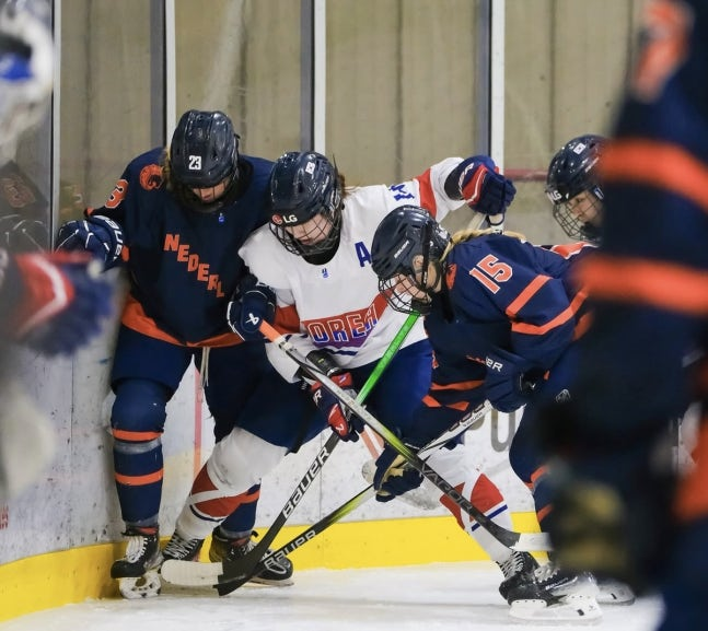 네덜란드와 퍽을 다투는 한국 / 사진=대한아이스하키협회 제공. 연합뉴스