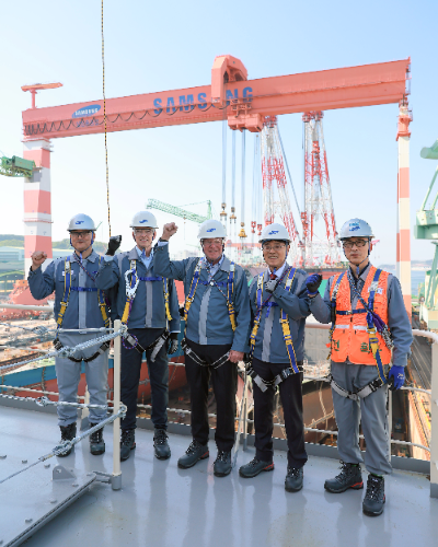 데이비드 카버 GD나스코 사장(가운데) 등 경영진 일행이 15일 삼성중공업 거제조선소를 방문해 선박 건조 현장을 둘러보며 기념 촬영하고 있다. 사진= 삼성중공업