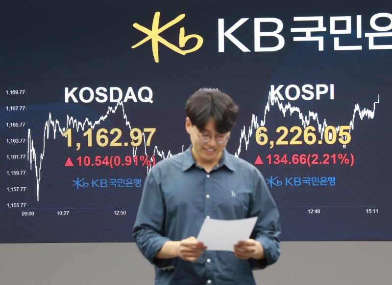 16일 15시 30분 경 KB국민은행 딜링룸./KB국민은행