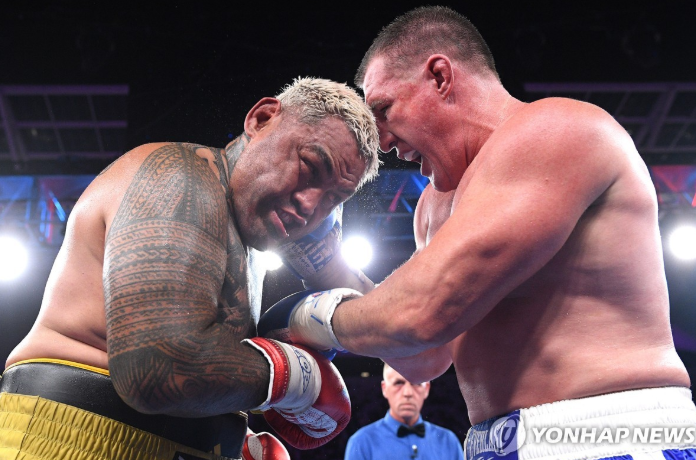 2020년 은퇴를 앞둔 마크 헌트(왼쪽). / 사진=연합뉴스