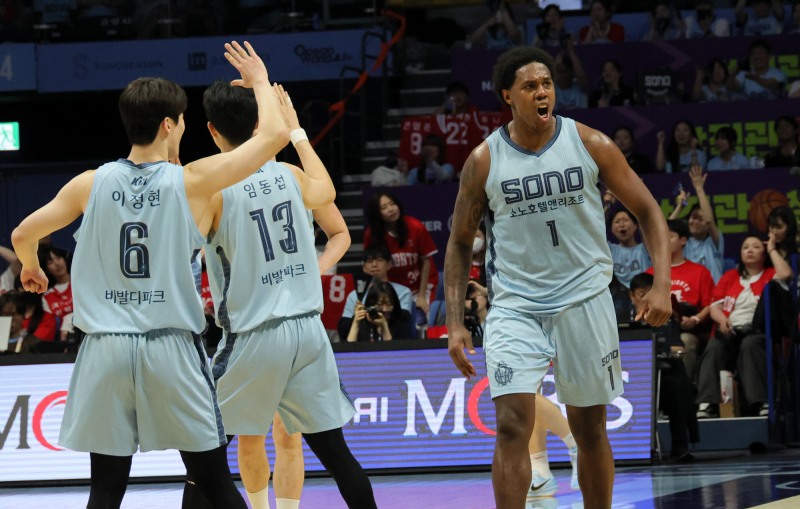 기뻐하는 소노. / 사진=연합뉴스