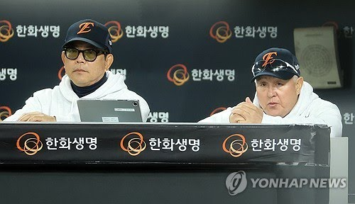 양상문 투수코치(왼쪽)와 김경문 감독