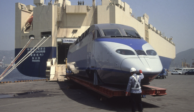 1997년 11월 현대상선의 6000CEU급 대형 자동차 운반선 ‘아세안 코러스’호에서 프랑스에서 싣고 온 KTX 열차를 하역하고 있다. 사진= HMM 50년사