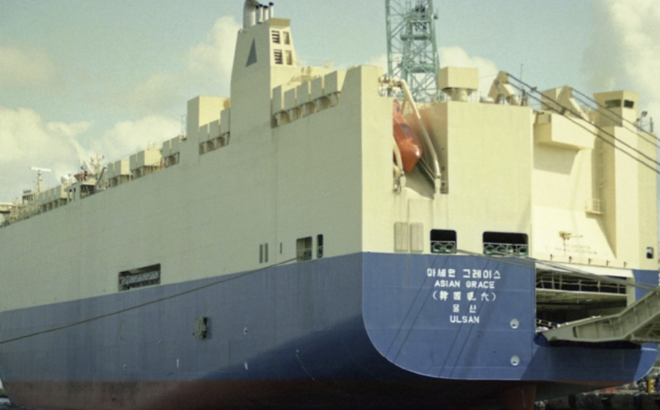 현대상선이 현대중공업에 발주해서 1996년 투입한 당시 세계 최대 6000CEU급 자동차 운반선 ‘아세안 그레이스’호가 항구에 정박해 있다. 사진= HMM 50년사