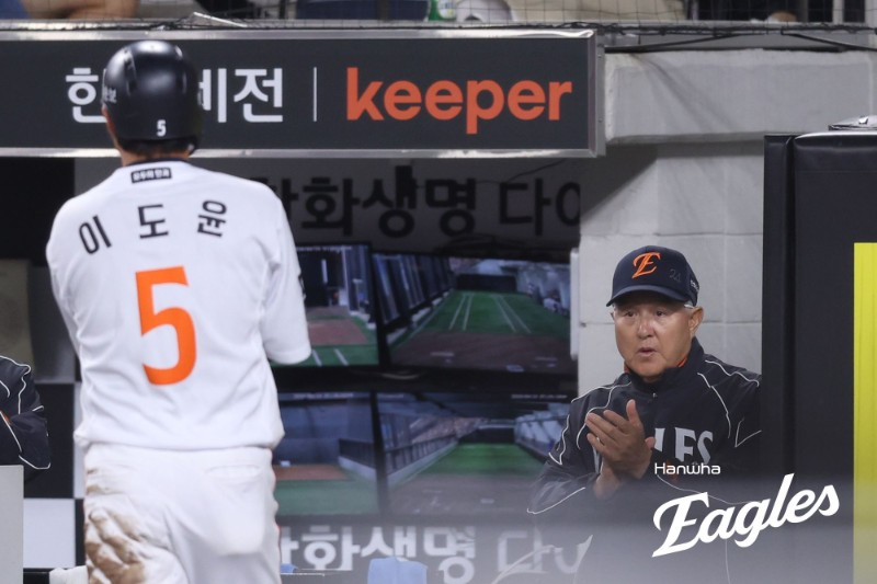 한화 이글스 김경문 감독(오른쪽). / 사진=연합뉴스