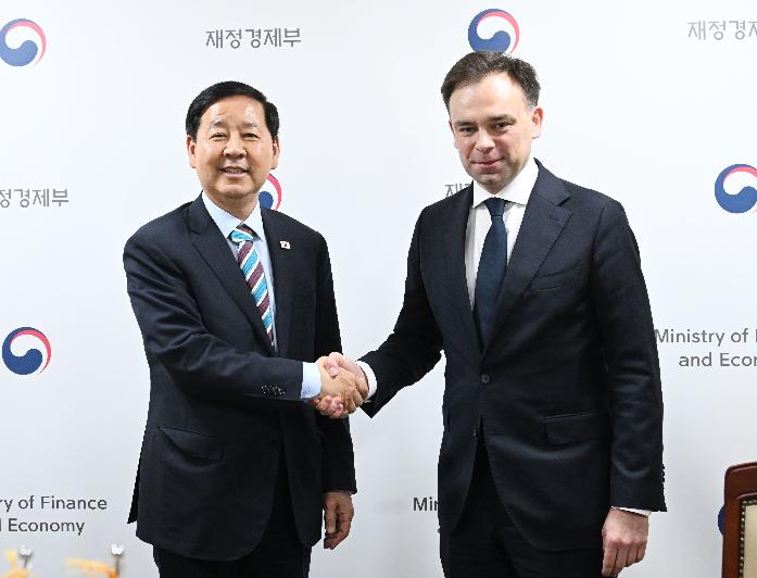 구윤철 부총리 겸 기획재정부 장관이 13일 정부서울청사에서 안제이 도만스키 폴란드 재무장관과 만나 중동 정세 불안에 따른 에너지·공급망 영향과 대응 경험을 공유했다(출처: 재정경제부)