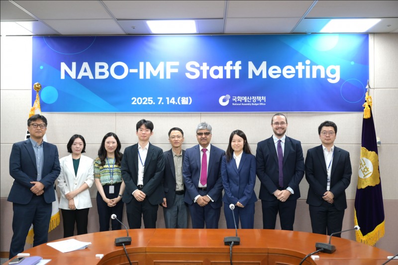 박주연 국회예산정책처 기획예산담당관과 라훌 아난드 IMF 한국 미션단장 등이 지난해 7월 14일 추가경정예산 효과, 연금·건보 지속 가능성, 재정준칙안, 중·장기 재정전망 등을 논의하고 기념촬영을 하고 있다(출처: 국회예산정책처)