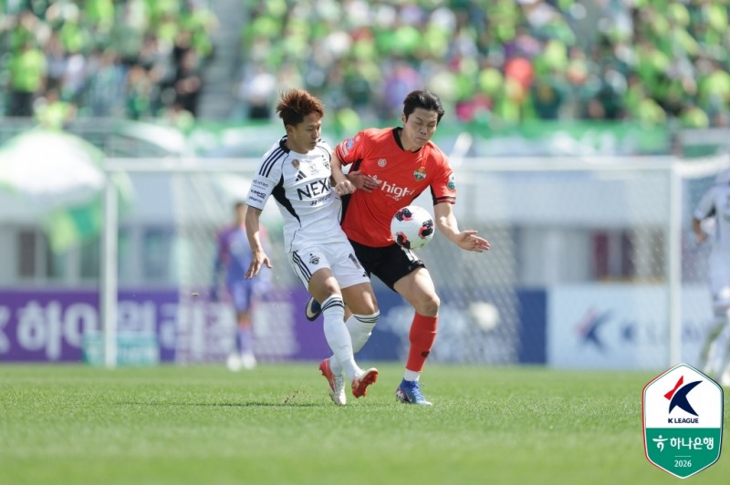 경합하는 전북 이승우(왼쪽)와 강원 모재현. / 사진=연합뉴스