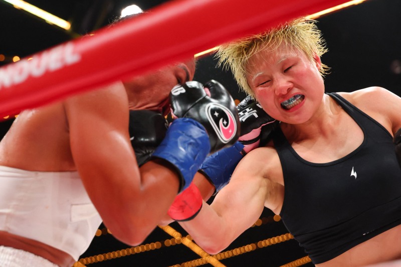 챔피언 바움가드너를 공격하는 신보미레(오른쪽). / 사진=연합뉴스