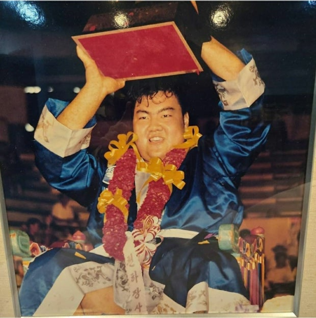 1993년 만 17세의 나이로 천하장사 타이틀을 차지해 '소년 천하장사'로 불린 백승일