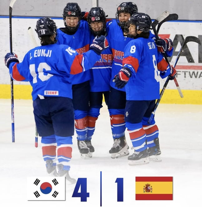 대회 유종의 미를 거둔 한국 여자 아이스하키 / 사진=대한아이스하키협회 제공. 연합뉴스