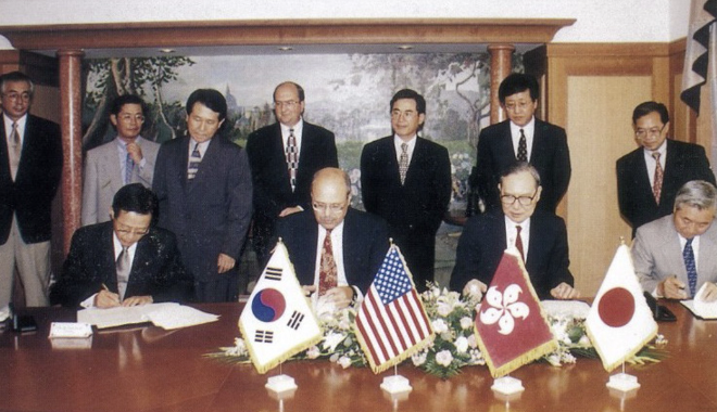 1997년 7월 22일 현대상선의 글로벌 얼라이언스(TGA) 가입 행사에서 현대상선과 기존 3개 해운사 대표가 전략적 제휴 및 협력의향서에 서명하고 있다. 사진= HMM 50년사