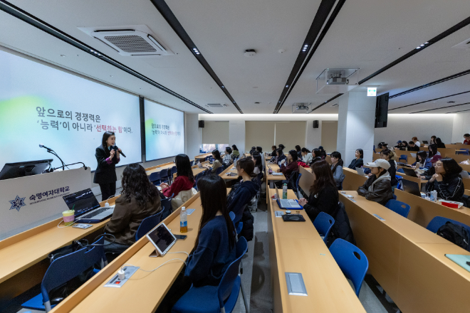 서울 용산구 숙명여대에서 열린 ‘WPP Media와 함께하는 Job Academy’ 두 번째 강의에 김은애 WPP Media 부사장이 연사로 참여하고 있다. (사진제공=숙명여대)