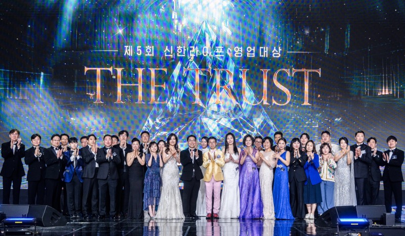 지난 16일 인천 인스파이어 엔터테인먼트 리조트에서 열린 ‘2026 신한라이프 영업대상’ 시상식에서 천상영 사장(앞줄 왼쪽에서 아홉 번째)이 수상자 및 임직원들과 기념 촬영을 하고 있다./신한라이프