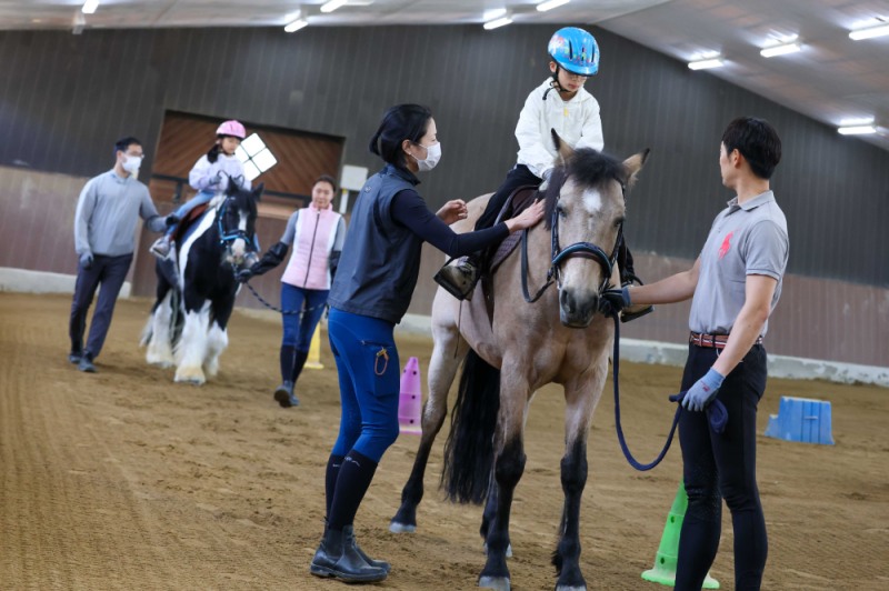 재활승마 체험하는 아이들