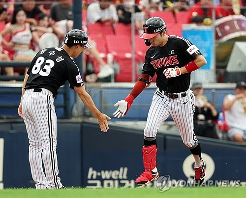 정수성 LG 3루 코치(왼쪽)