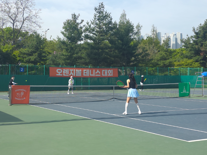제8회 오렌지볼 테니스 대회 경기 모습./오렌지볼테니스아카데미