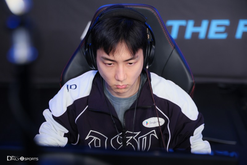 'JD' 이제동이 화끈한 공격을 시종일관 퍼부으며 김택용을 완파했다.