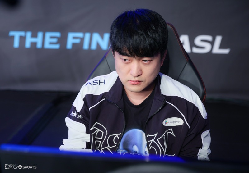 패자전과 최종전을 단 한세트도 내주지 않고 모두 잡으며 8강전에 합류한 '플래시' 이영호.