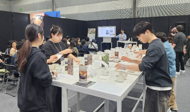 '2026 서울커피엑스포' 전시회에서 현장 실습을 하고 있는 가톨릭관동대 조리외식경영학전공 소속 커피동아리 ‘탬핑(Tamping)’ 회원들. (사진제공=가톨릭관동대)