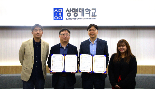 협약식 사진. (좌측부터) 유승동 상명대 경제금융학부 교수, 경제운 국토교통과학기술진흥원 노조위원장, 이준영 상명대 대외협력처장, 게일 지능데이터융합학부 학생. (사진제공=상명대)