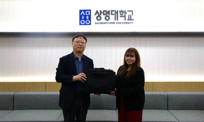 기증식 사진. (좌측부터) 경제운 국토교통과학기술진흥원 노조위원장, 게일 지능데이터융합학부 학생. (사진제공=상명대)